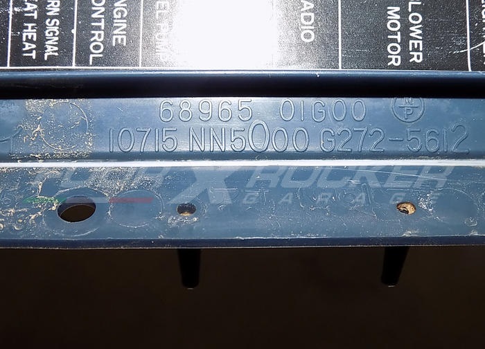 Coperchio sportellino vano cover scheda fusibili abitacolo 68965 01G00 Nissan King Cab D21 - BLU - immagine 3