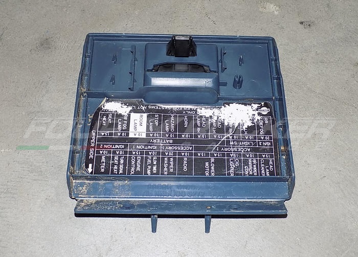 Coperchio sportellino vano cover scheda fusibili abitacolo 68965 01G00 Nissan King Cab D21 - BLU - immagine 2